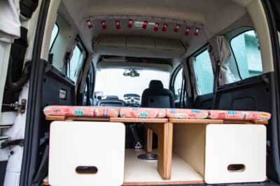 ルノー カングー：ベッドキットの下に荷物を収納できるスペースもある。就寝の際にベッドスペースに荷物を置かずに済む。カングーのゆったりとしたラゲッジスペースをベッドとして存分に使えるのも魅力だ