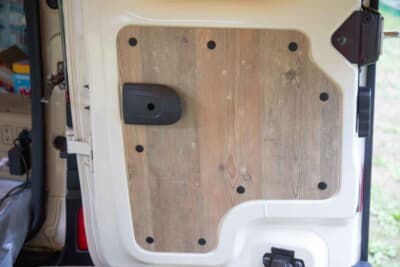 ルノー カングー：ドアのバックパネルは定番のウッド仕様。こちらはRVランド製で、質感の高さにこだわってセレクトしている