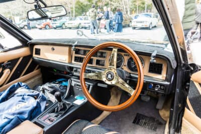 いすゞ 117クーペ：ブラックボディにブラック＆ベージュの専用内装を備える