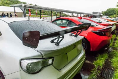 トヨタ 86:海外製のカーボンGTウイングを装着