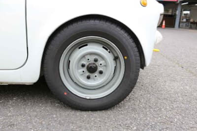 フィアット 500L:タイヤはダンロップのSP65j。サイズは155/65R12 71Sだ