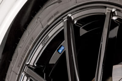 各部のアールは滑らかにすることで特殊クリア膜が均一になり、耐食性を向上。アンダーカットや青いのリムエンブレムなどナヴィアシリーズの伝統も継承する