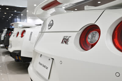 高額かつ希少な車両は別の場所に保管されているので、まずは問い合わせを