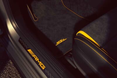 メルセデスAMG CLA45 S 4MATIC+ファイナルエディション:すカッププレートにも特別感溢れるイエローのロゴが光る。フロアマットには45Sのイエローステッチ