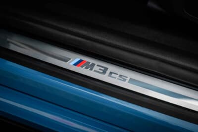 BMW M3 CSツーリング:専用M3 CSレタリングロゴ入りサイドシルが誇らしい
