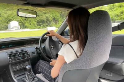 4代目ホンダ プレリュード：フロントディスプレイは未来感満点で、助手席まで伸びる大型ディスプレイを当時から搭載していたとは！