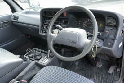 トヨタ ハイエース：ノーマル然としたインテリア。走行距離は30万kmを超えるが、2.8Lのディーゼルエンジンは元気そのものという