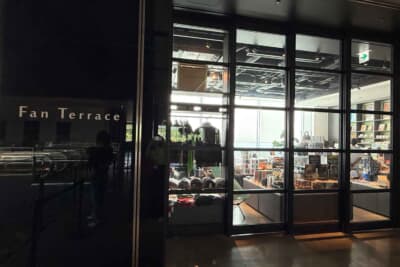 モータースポーツミュージアム3階の「テラス ショップ＆カフェ」