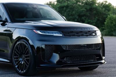 レンジローバー・スポーツSV ブラック:ラグジュアリーの定番のメッキグリルを廃したフロントフェイス