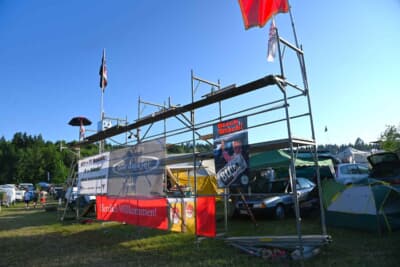 この日はまだレースウィークの木曜日。まだ建設中の観覧席もありました