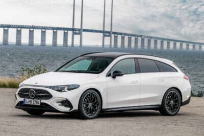 メルセデス・ベンツCLAシューティングブレーク EQテクノロジー：横バーが加わるグリルは4WDのCLA350シューティングブレーク