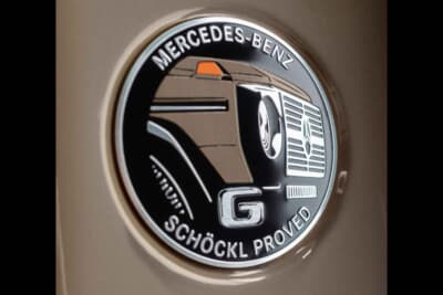 メルセデス・ベンツG 450 d Edition STRONGER THAN THE 1980s ：Bピラーのショッケル・バッジは特別仕様専用デザインで、３パターンボディカラーとコーデする