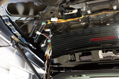 キットの取り付けには、かなり複雑な配線作業が必要となるため、プロへの依頼を推奨。岐阜県羽島市のオフィシャルショップでは、工賃¥33,000~で取り付け作業に対応する。事前予約が必要なので、ぜひ一度問い合わせを<問い合わせ先>ヴァレンティジャパン tel.058-322-6700 https://valentijapan.com