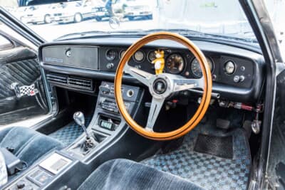 いすゞ 117クーペ：ナルディ製のステアリングを装着