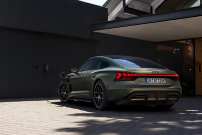 アウディRS e-tron GTパフォーマンス:格納式スポイラーと新デザインのディフューザーのリアビュー