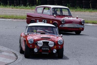 ヘアピンで1962年式フォード アングリアのインに飛び込んだのは1963年式オースティン ヒーレー3000 Mk II、本場スパのヒストリックカーレースにも出場チームは堂々3位入賞