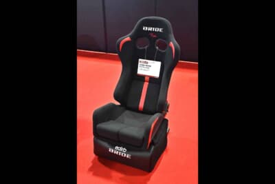 車検対応を考えてフルカバータイプへとアップデートした「GAIASⅢ REIMS」と D1グランプリとコラボした「ZETAⅣ D1 Limited Edition」、そして汚れが付きにくいシリコーン素材を採用した「edirb 162SC」