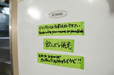 STIの冷蔵庫には色んな注意書きが
