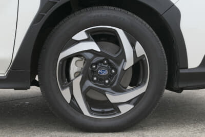 スバル クロストレックS:HEV：225/55R18サイズのオールシーズンタイヤを標準装備する。マイルドハイブリッドとタイヤ銘柄もサイズも同じ