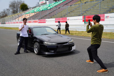 自分のクルマとツーショット撮影は珍しくなくとも、背景が本格的なサーキットとなれば話は別だ。これだけでも参加する価値はアリ！