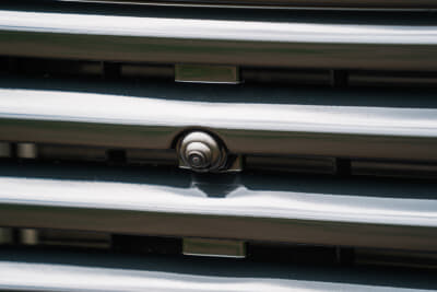 データシステムのジムニー用オリジナルフロントグリル中央に装着されたカメラ