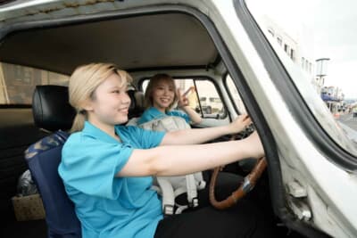 最前列に展示されたスバル360とウーズレー1500は、車内への乗り込みも可能。多くの来場者が記念撮影を楽しむなど、クラシックカーと気軽にふれあえるひとときとなった