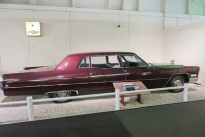 キャデラック フリートウッド：高級車として知られるキャデラックのフルサイズ。V8エンジンを搭載するトップモデ ルがシリーズ75。言ってしまえば4ドアセダンだが、この長大なテールがその存在感を アピールする