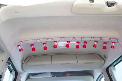 ルノー カングー：100円ショップで手に入れたランタン型ライトを10個装着することで、夜でも車内は明るく使いやすい状態になっている