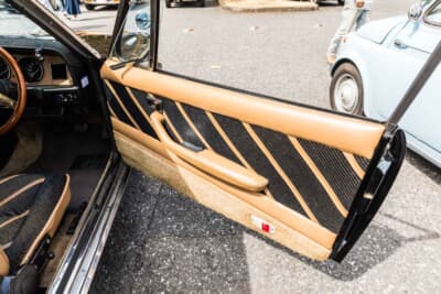 いすゞ 117クーペ：ダッシュパネルやセンター肘置きなどもベージュの革張りとなるなど、豪華な仕立てがジウジアーロカスタムの特徴だ