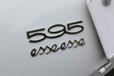 フィアット 500L:1969年式のフィアット 500Lだが、エンブレムでアバルト仕様にしている