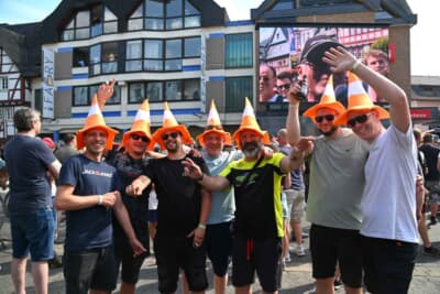 パイロン仮装でゴキゲンなファン