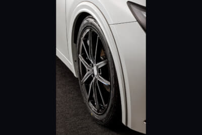 PSBは、プリウスの足元を引き締めるのは深みのあるソリッドブラック塗装。水膜で覆われたようなしっとり感がキモ。高級感は絶大だ