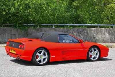 9万7750ポンド（邦貨換算約1444万円）で落札されたフェラーリ「F355スパイダー」（C）Bonhams