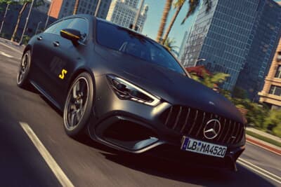 メルセデスAMG CLA45 S 4MATIC+シューティンブレーク ファイナルエディション:ドアミラーにイエローのラインとAMGロゴ