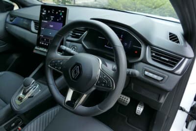 ルノー キャプチャー：アルピーヌのロゴ入りシート表皮、トリコロールのオーナメントやサイドパイピング、シートベルトのブルーのトップステッチなどの“演出”が施されるエスプリアルピーヌ