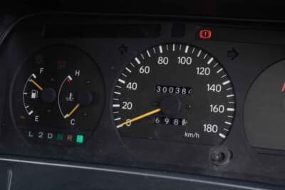 トヨタ ハイエース：ノーマル然としたインテリア。走行距離は30万kmを超えるが、2.8Lのディーゼルエンジンは元気そのものだそうだ