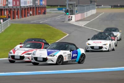 マツダ ロードスター：後ろからスタートする上位常連組の選手にオーバーテイクされてしまう