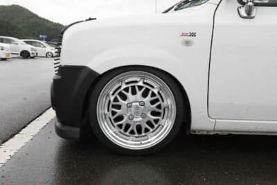 スズキ アルトラパン:ホイールはワークのシーカーMXの16インチモデルを装着。インパクトの高いディスク形状がアメリカン鍛造ホイールっぽくてカッコ良い