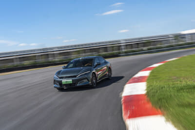 レーストラックではsさまざまなRでのコーナリング性能をテストできる