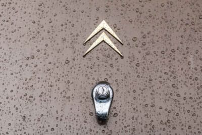 シトロエン DS：リアのマスコットエンブレムもシンプルに配置される