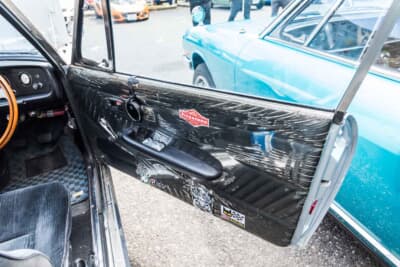 いすゞ 117クーペ：。ドアパネルにはビニールが張られていて、その上にステッカーを貼っている