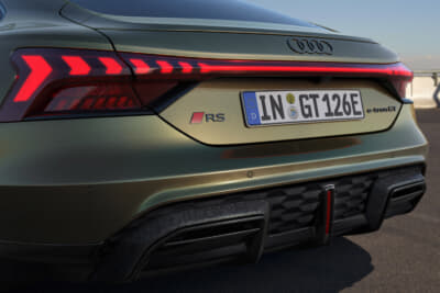 アウディRS e-tron GTパフォーマンス:LEDリアコンビネーションライトとダイナミックターンインディケーターを組み合わせたテール