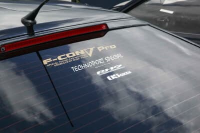 日産 Z31型フェアレディZ:リアウインドウにはお世話になっているショップのステッカーを貼り付けている