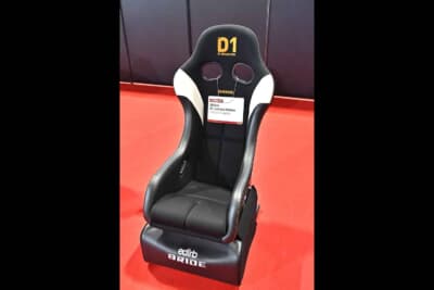 車検対応を考えてフルカバータイプへとアップデートした「GAIASⅢ REIMS」と D1グランプリとコラボした「ZETAⅣ D1 Limited Edition」、そして汚れが付きにくいシリコーン素材を採用した「edirb 162SC」