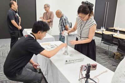 植物由来油を採用することで、原料となる植物の生育時に排出される大気中のCO2量を削減。製造から輸送までのライフサイクルでカーボンニュートラルに貢献するとのこと