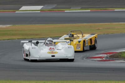 1984年式マーチ822/MCSSVの流井選手は、ベルコウエストやSRS篠田などでワークスドライバーとして活躍。引退後、約45年ぶりのサーキット