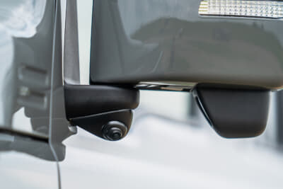 データシステム車種別サイドカメラキット。ドアミラーの付け根に装着するため、ミラーを収納してもカメラが映し出す角度や範囲は変化しない