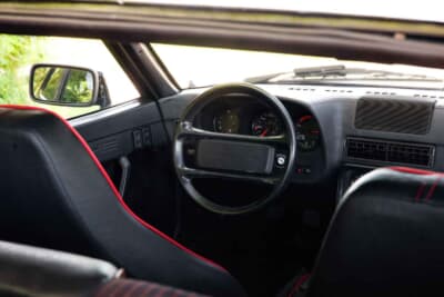 9万スイスフラン~12万スイスフラン(邦貨換算約1660万円〜約2200万円)で現在も販売中のポルシェ「924カレラGT」(C)Bonhams