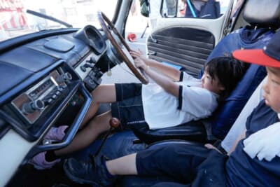 最前列に展示されたスバル360とウーズレー1500は、車内への乗り込みも可能。多くの来場者が記念撮影を楽しむなど、クラシックカーと気軽にふれあえるひとときとなった