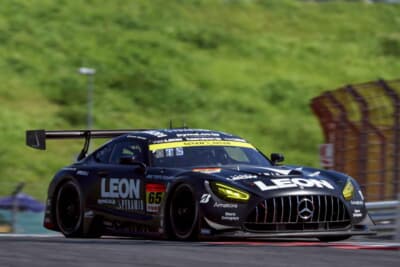 8番手スタートの菅波冬悟選手（65号車 LEON PYRAMID AMG）は集団を次々とパスし、22周目のTGRコーナー（1コーナー）で谷口選手をオーバーテイク。3番手に浮上して表彰台圏内に入った